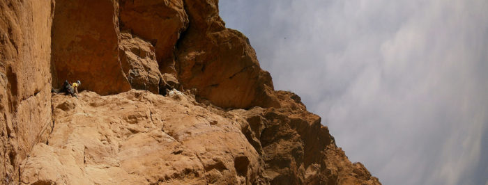 Un cop els sostres ens barren el pas iniciem un llarg flanc a dretes